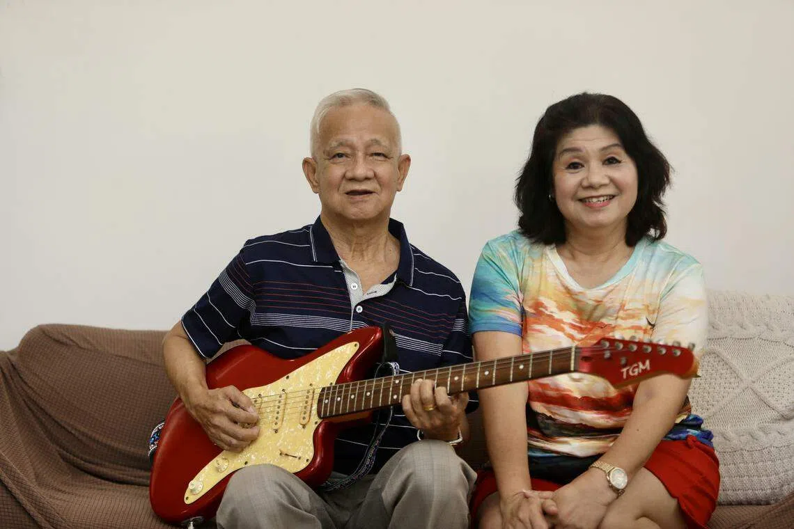 李天南（左）喜欢吉他弹奏出来的清脆声，刘微妮（右）认为有机会到处表演很有意义，两人不约而同地加入新生命银色乐队，成为朋友。（陈心媛摄）