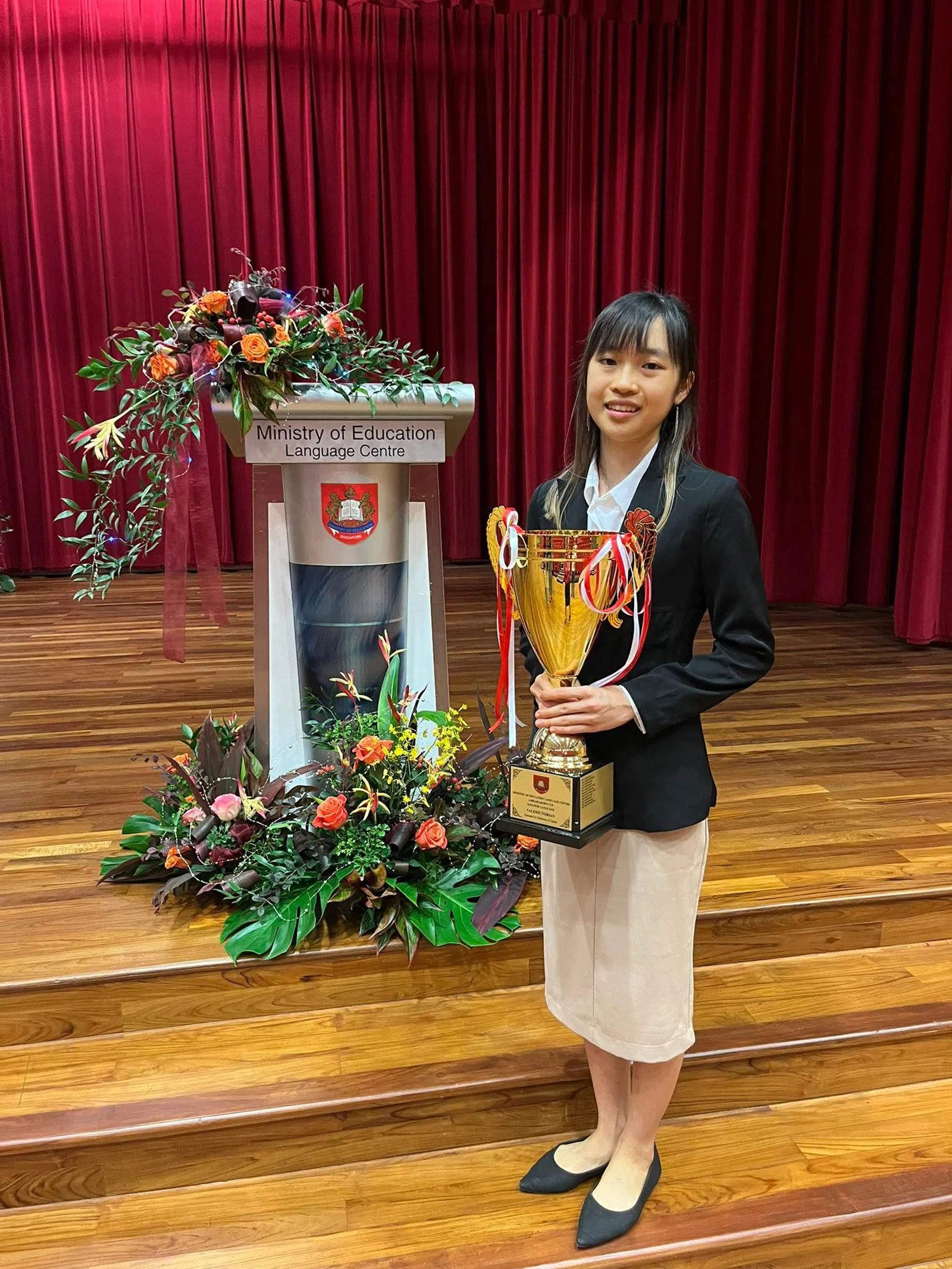 陈玮施生前毕业自莱佛士书院，并接受了新加坡管理大学法律系的录取通知，原定2024年8月开学。（受访者提供）