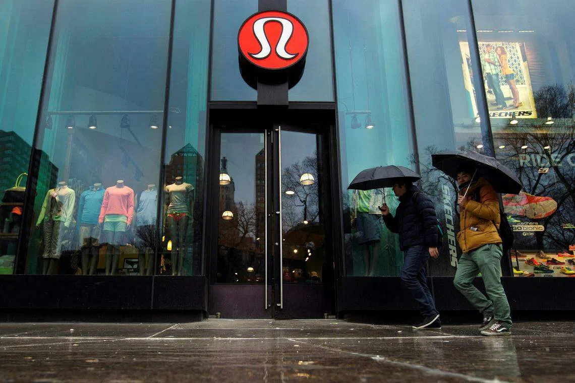尽管Lululemon在美洲市场仍在增长，但是它的增速比去年慢得多。在今年第一财季，美洲地区的销售额只增3％，而去年同期则增长17％。（路透社）