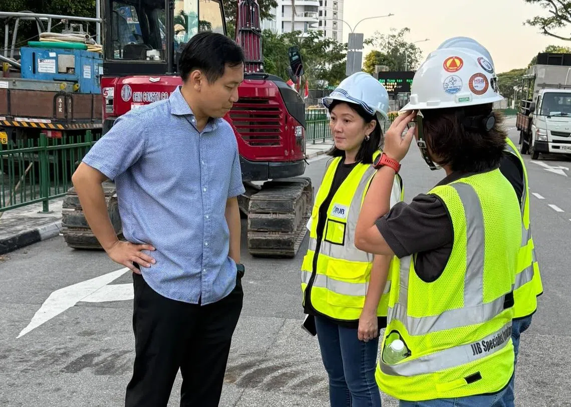马林百列—布莱德岭集选区议员吴培铭说（左）说，陆交局接下来将进行检测，以确保土壤中没有空气空隙，才会重新铺设道路。（取自吴培铭脸书）