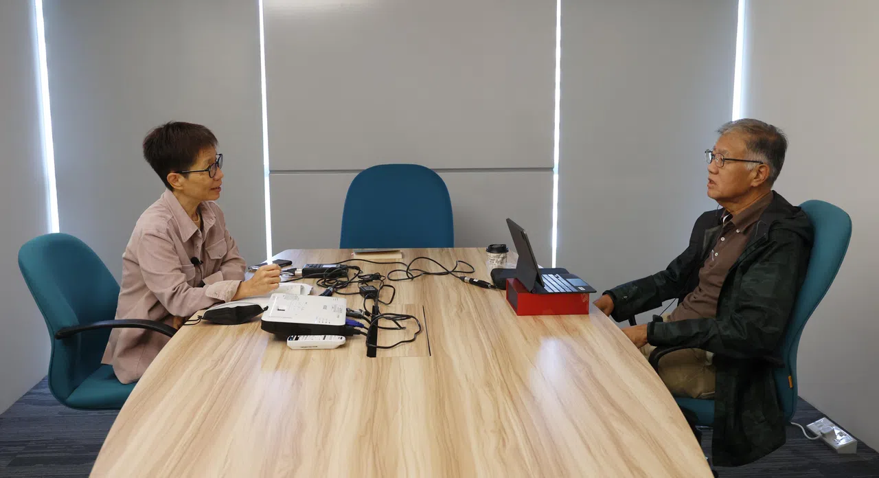 2022年9月28日，杨瑞锋（右）与吴新慧在报业中心进行录音访谈。（唐家鸿摄）