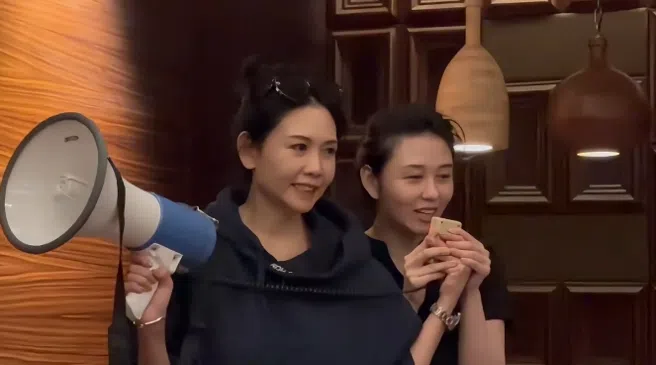 萨迦法王80岁寿宴上，邱淑贞（左）与沈月齐齐现身。（互联网）