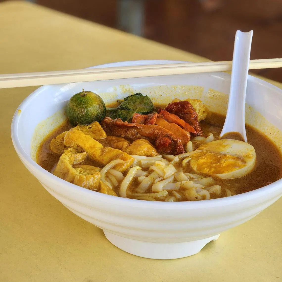 Masala Curry Mee的自创咖喱面食材多，咖喱汤风味足。（陈爱薇摄）