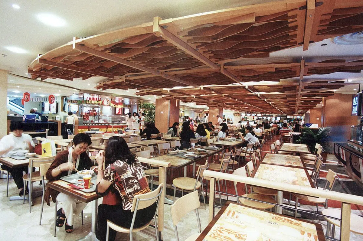 新加坡第一个冷气食阁Scotts Picnic于1985年12月开业。（档案照片）