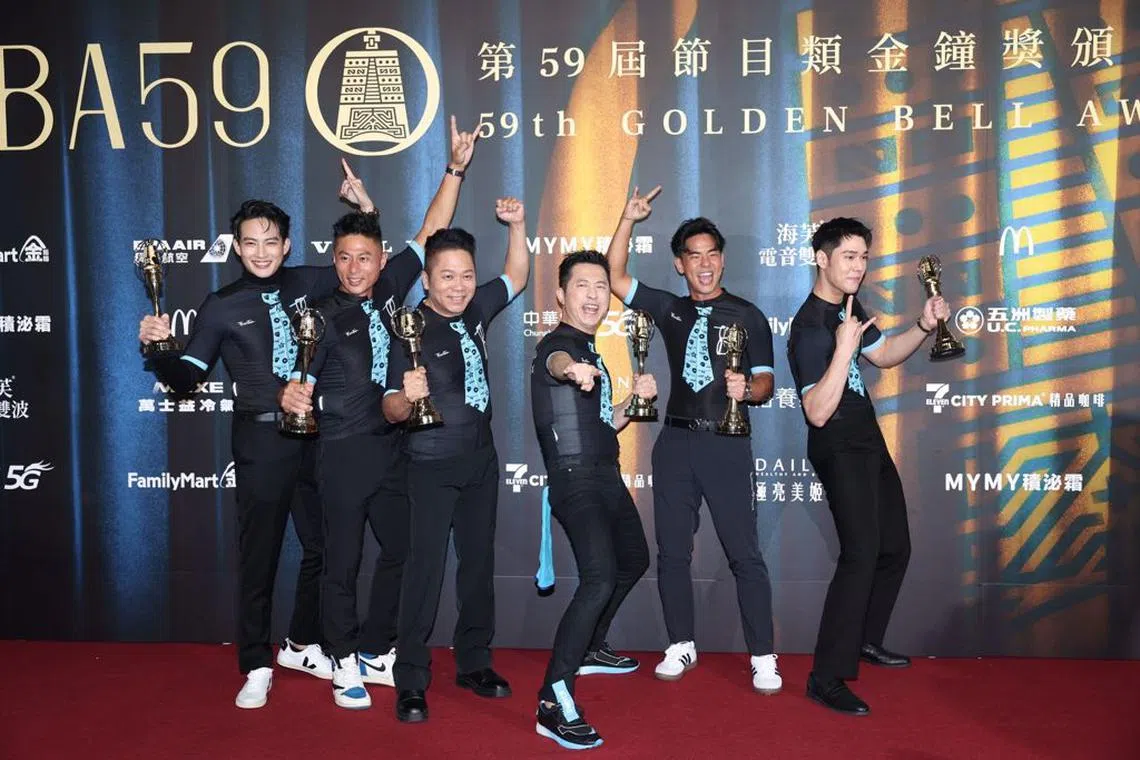张庭瑚（左起）、彭小刀、卜学亮、庾澄庆、柯有伦和周予天，凭《骑吧！哈林小队》夺走益智及实境节目主持人奖。（互联网）