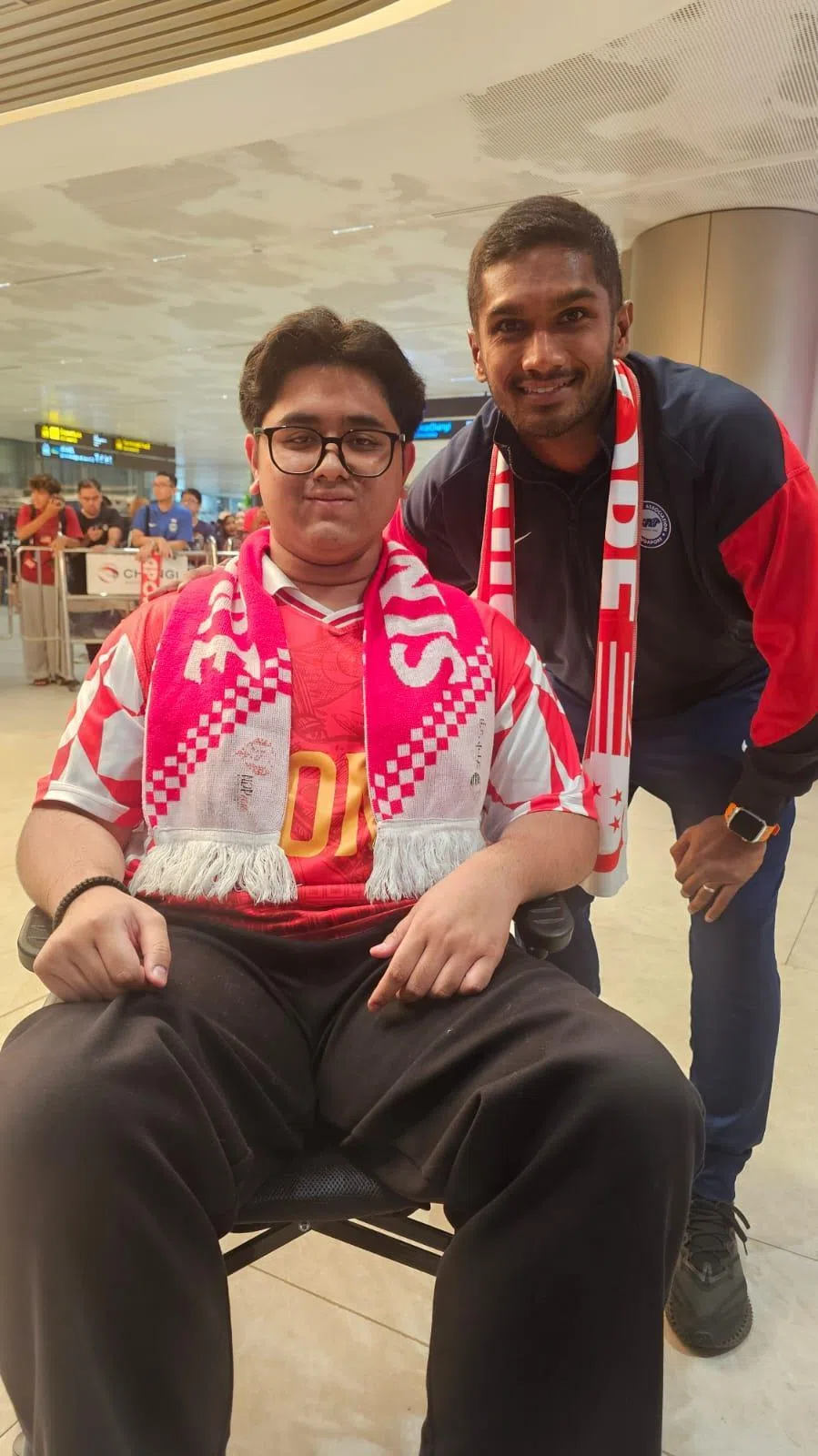 希尔米（左）来机场之前从来没想过有机会和哈里斯再度合照。（受访者提供）