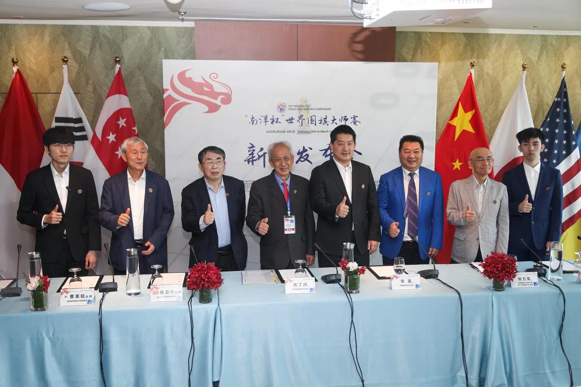 韩国棋手申真谞（左起）、韩国巨匠曹薰铉、“中国第一人”聂卫平、新加坡围棋协会会长陈丁川、中国围棋协会主席常昊和副主席熊方军、日本传奇武宫正树和中国棋手王星昊星期三出席在新加坡文华东方酒店举行的新闻发布会。（刘欣怡摄）