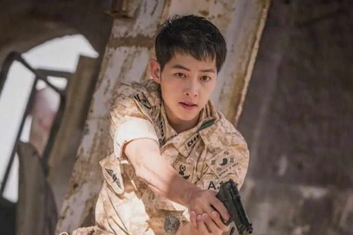  宋仲基“执二摊”演出《太阳的后裔》。（互联网）