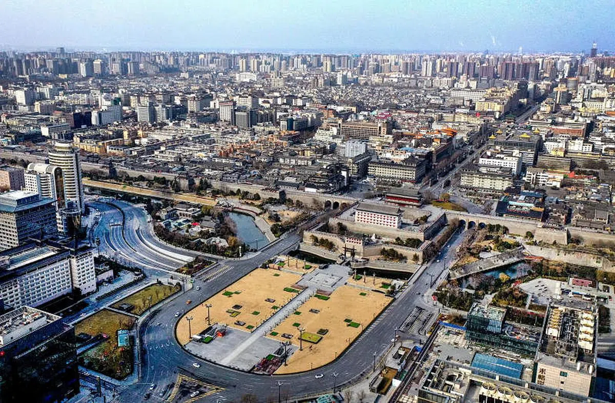 上月26日是西安进行封闭管理的第四天，防疫升级后，西安市南门外盘道及周边空荡荡。（新华社）