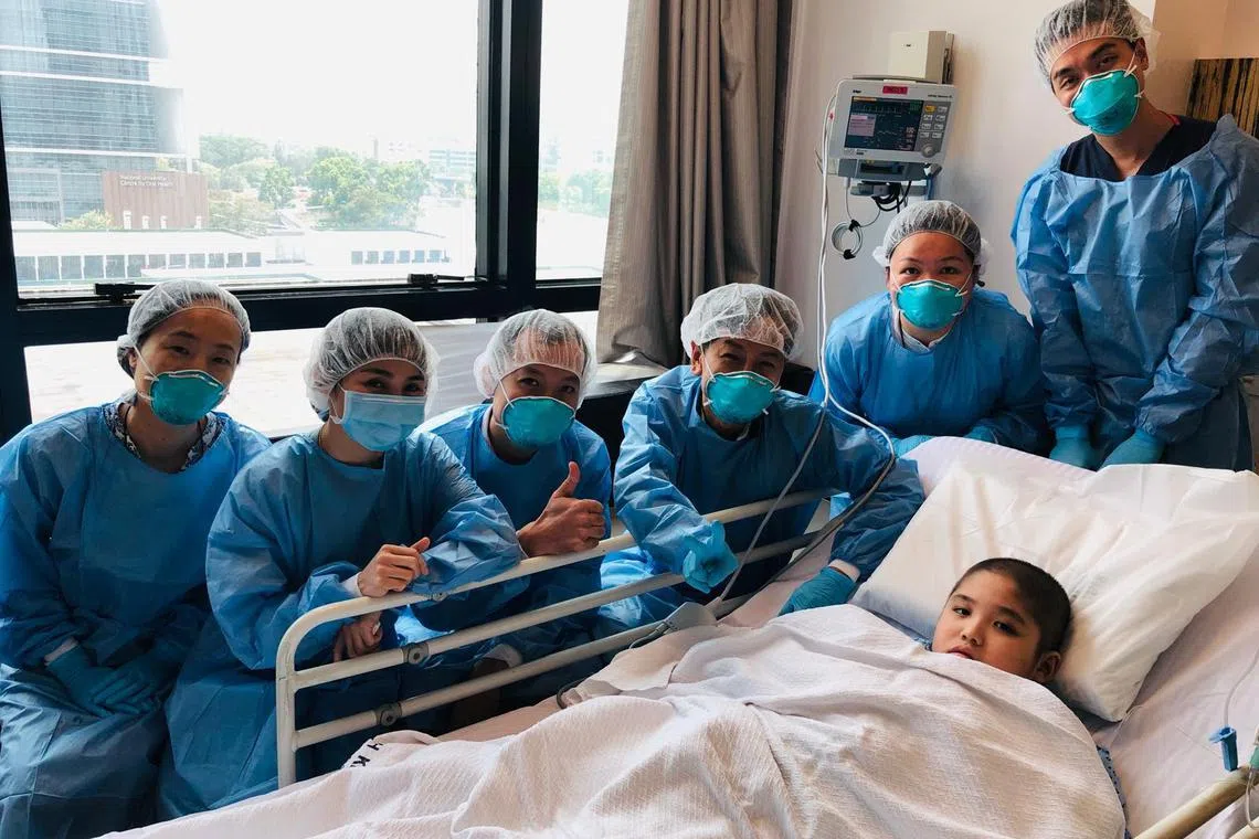 越才受访时说，很感谢医生的妙手仁心，以及护士无微不至的照顾，给了他第二次生命。图为医护团队与越才在治疗期间的合影。（受访者提供）