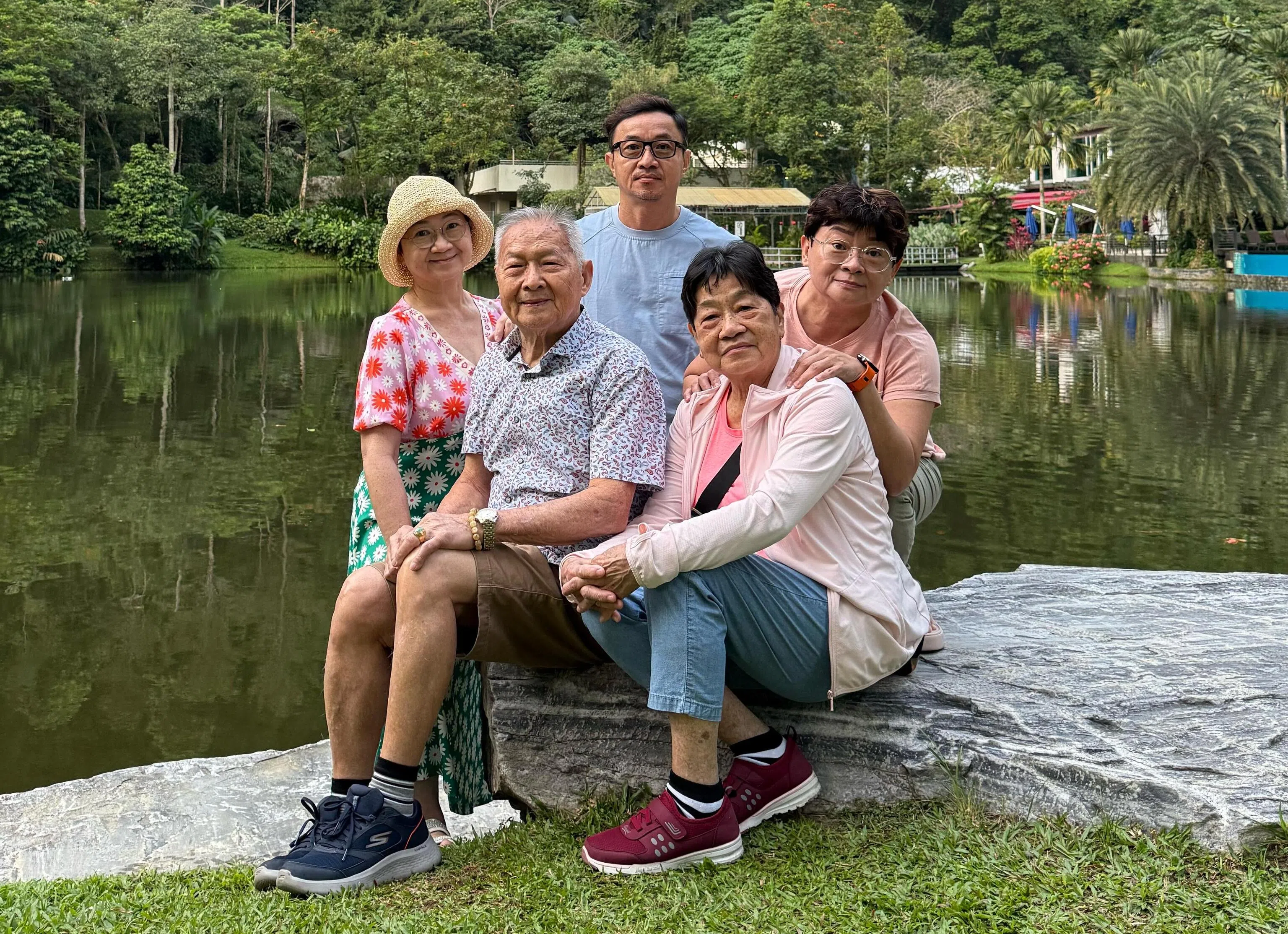 2025年农历新年期间，官瑞祥（左二）与家人一起到马来西亚怡保游玩时合照，右一为二女儿官凌玲。（图/受访者提供）