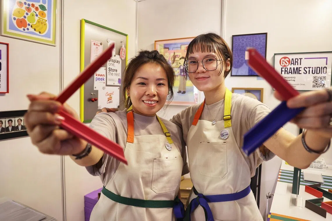 拥有30多年历史的GS ART装裱工作室，由第二代负责人李玮琳（左）接手，希望能给老牌子注入新活力。（萧紫薇摄）