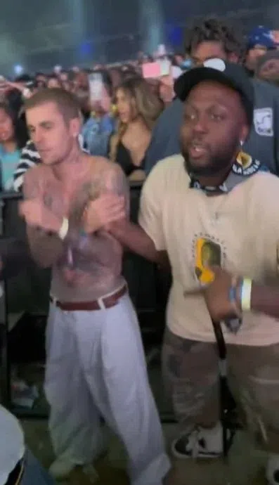 Justin（左）近日现身科切拉音乐节，被拍到赤裸上身在人群中随着歌曲“Not Like Us”扭动身体。（互联网）