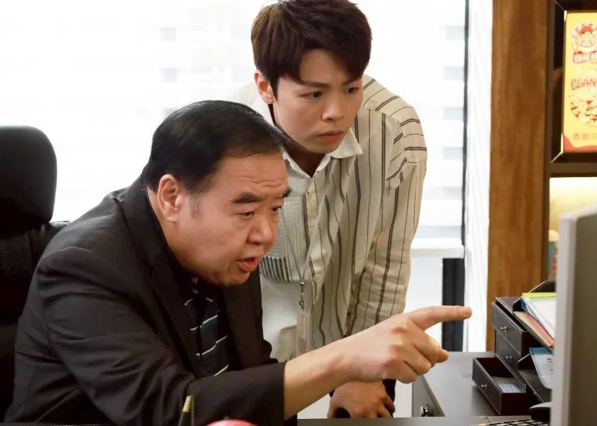 郑则仕与小四轮的冼靖峰（右）演对手戏。（互联网）