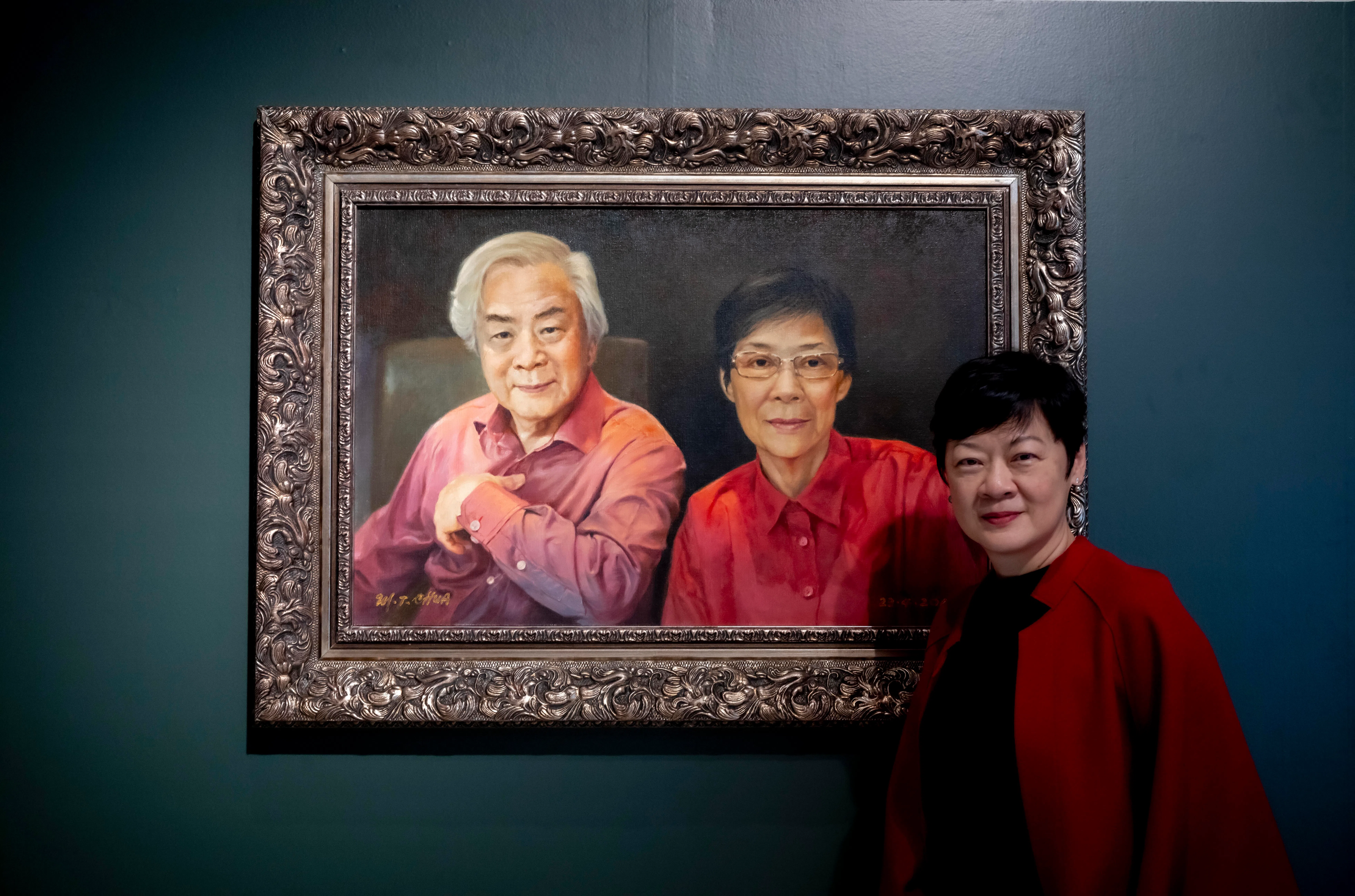 蔡扬医生与父母（蔡名智与李文彦）的画像合影。画像出自蔡名智之手。（档案照）