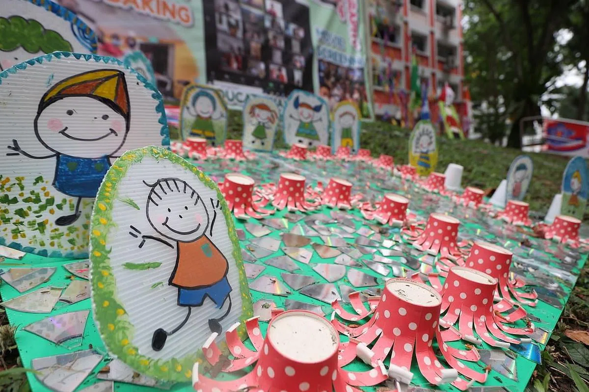 日常用品和废物经过蔡厝港北居民的巧思妙想，化身成趣味装饰品点缀社区。（陈斌勤摄）