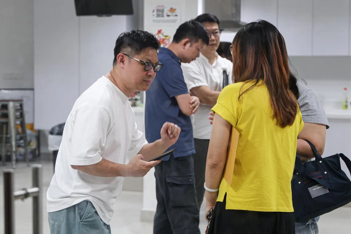 中峇鲁HIP不过关，负责这区事务的丹戎巴葛集选区议员符策翔（左一）举行市民大会，讨论接下来可行的方案。（关俊威摄）