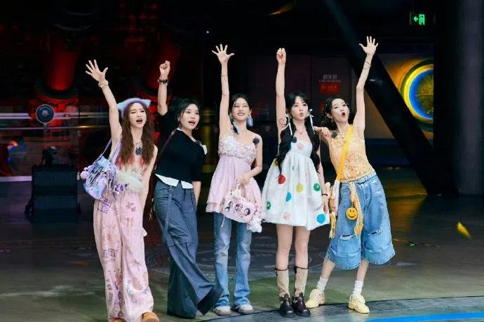 戚薇（左起）、李雪琴、李一桐、田曦薇和张艺凡，在《姐姐妹妹抓娃娃》组成“抓手团”。（互联网）