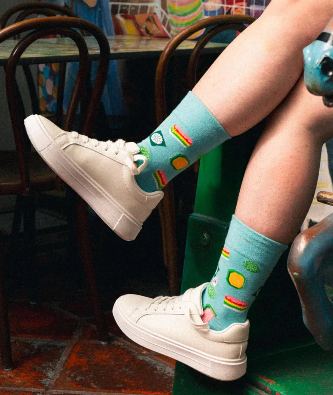 吃了新加坡糕点，穿上糕点潮袜健走消掉热量。（取自Talking Toes）