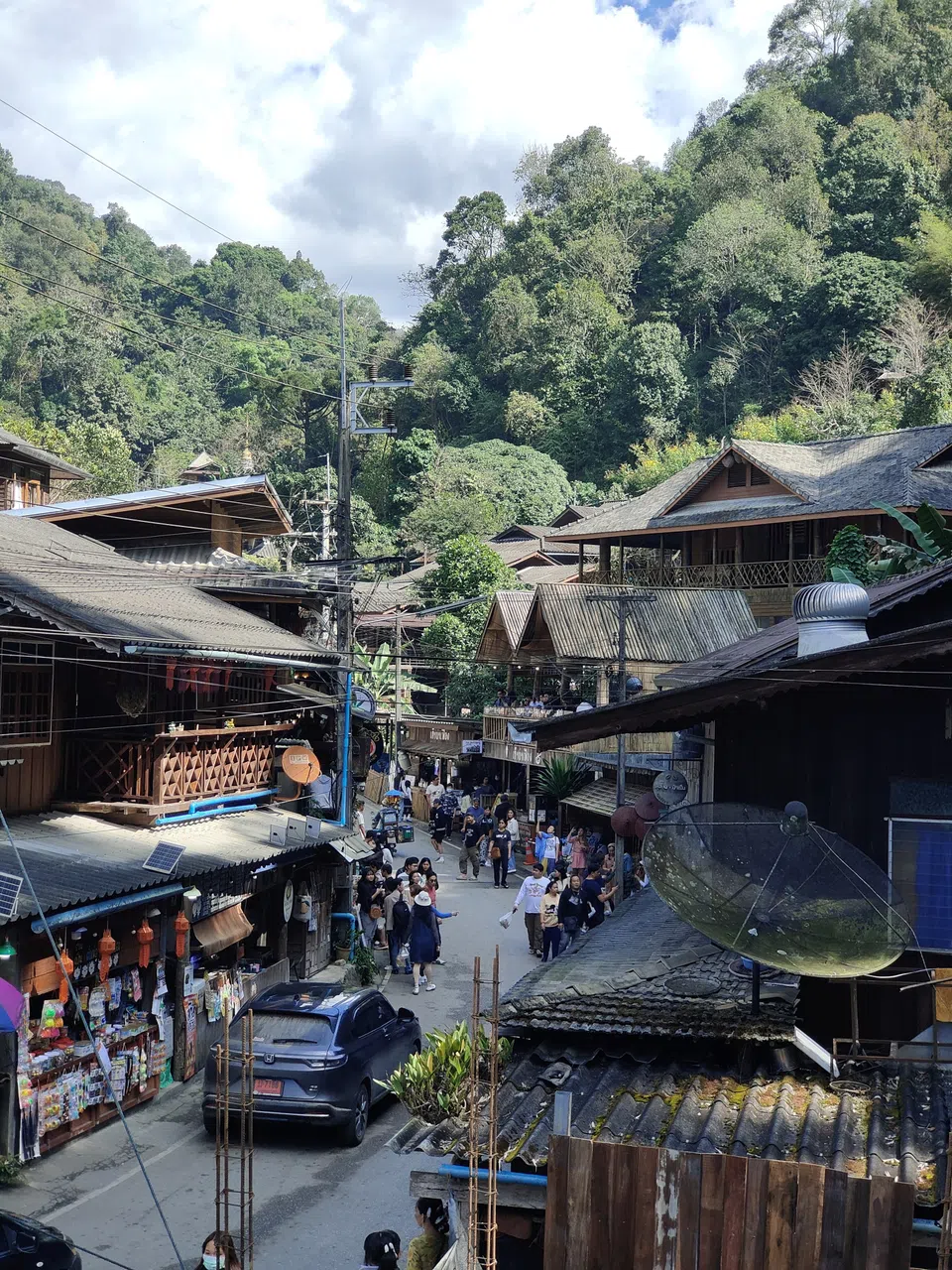 游客多的时候，车难行。我在二楼咖啡馆阳台看书，从未听见一声喇叭。（陈默汎摄）