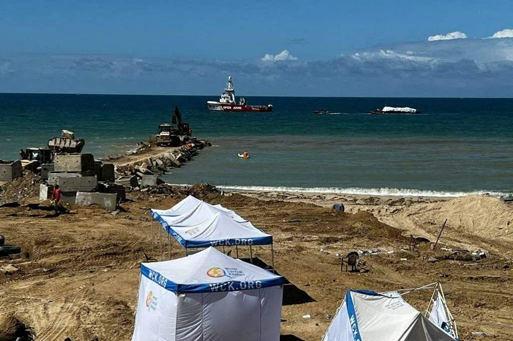 首艘人道救援船抵达加沙海岸 卸下200吨救援物资