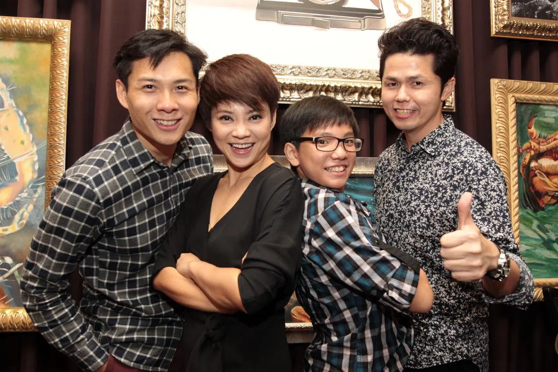 《爸妈不在家》当年入围金马奖六奖项，导演陈哲艺（左起）、杨雁雁、许家乐及制片人黄文鸿开心合照。 （档案照）