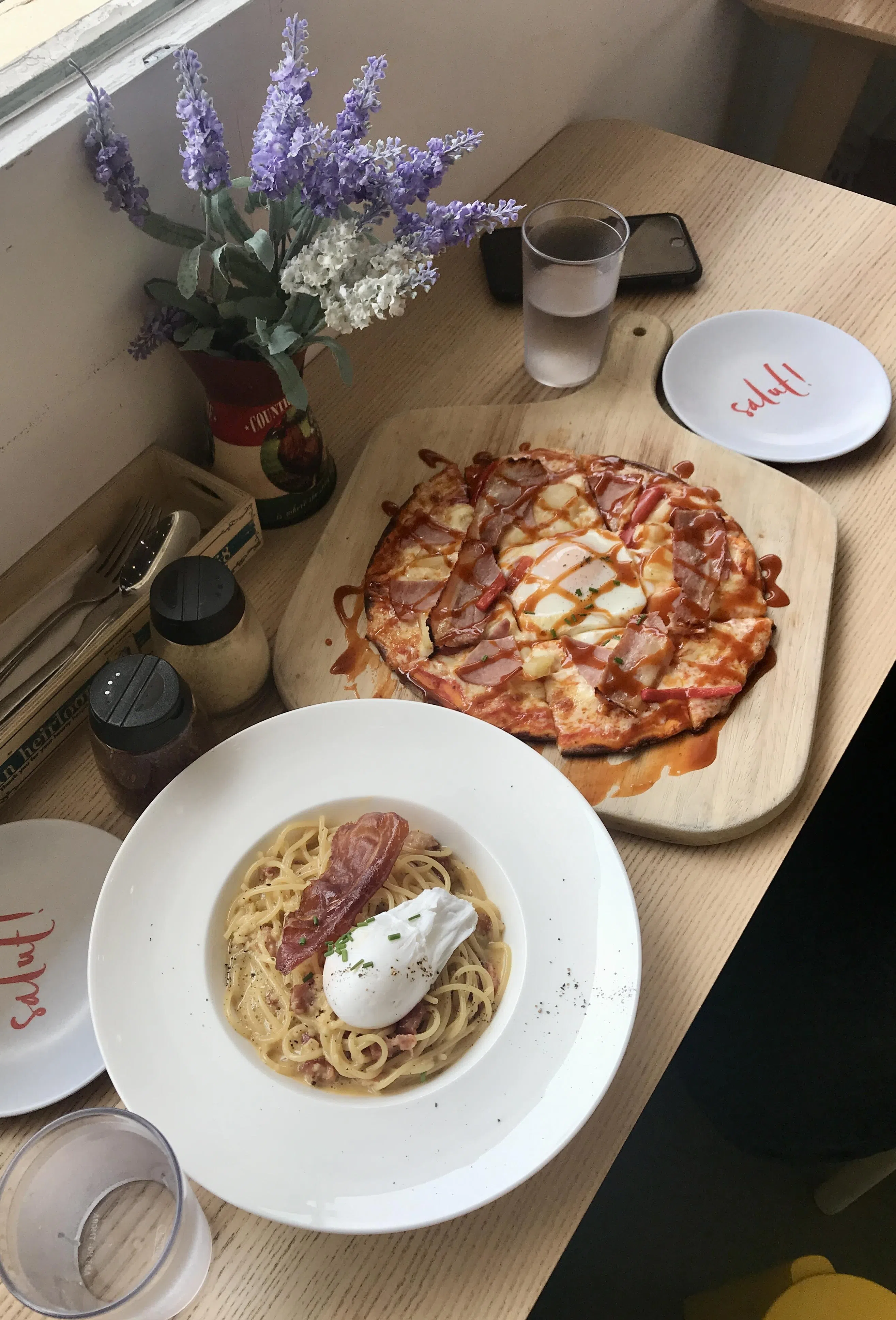 意面选择应有尽有，薄底比萨现烤值得一试。（叶晓虹摄）