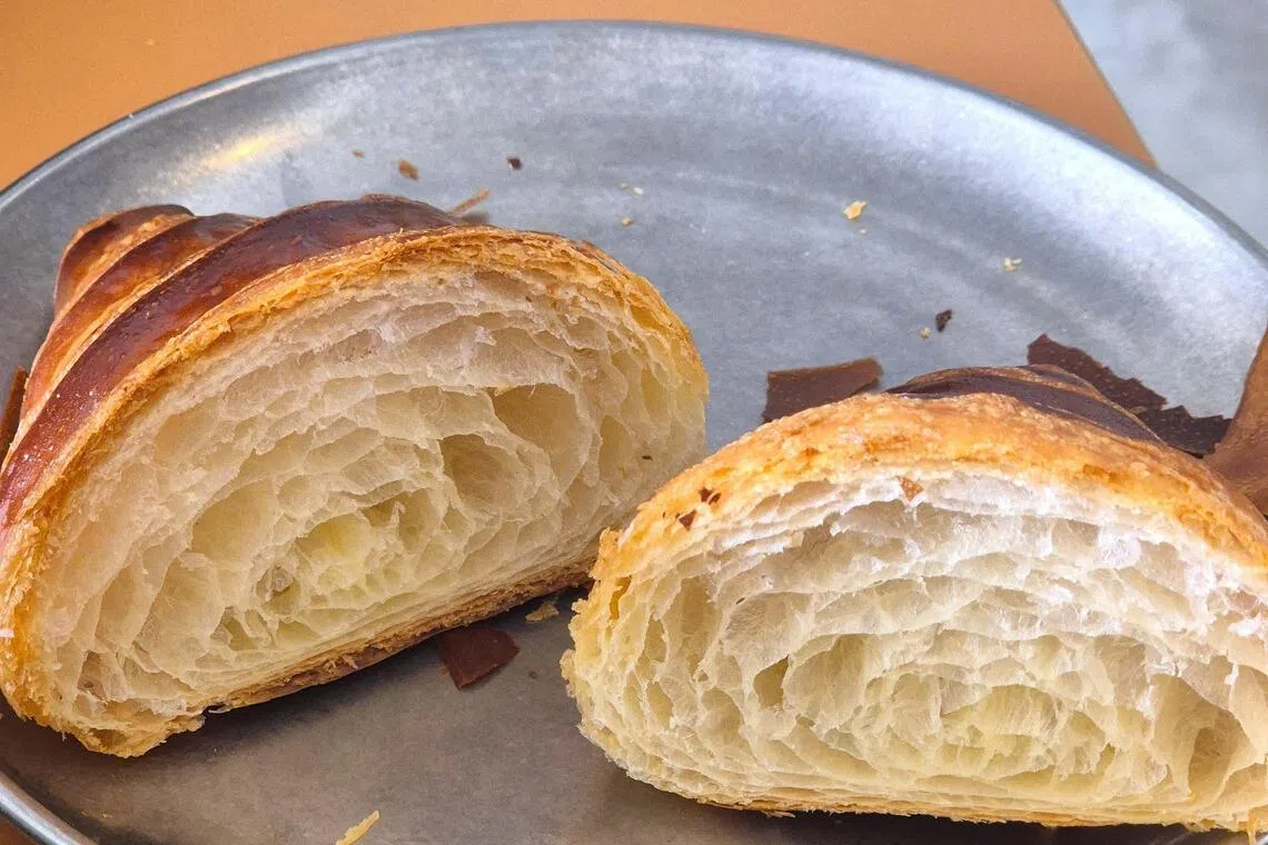 传统工艺烘焙的可颂，气孔大且不匀，但风味更足。（陈爱薇摄）