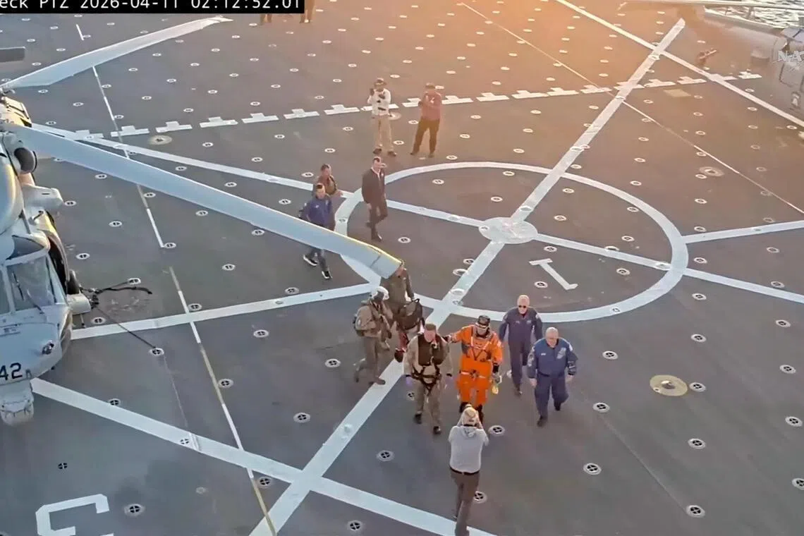 任务指挥官怀斯曼下机走进船舱。（路透社）