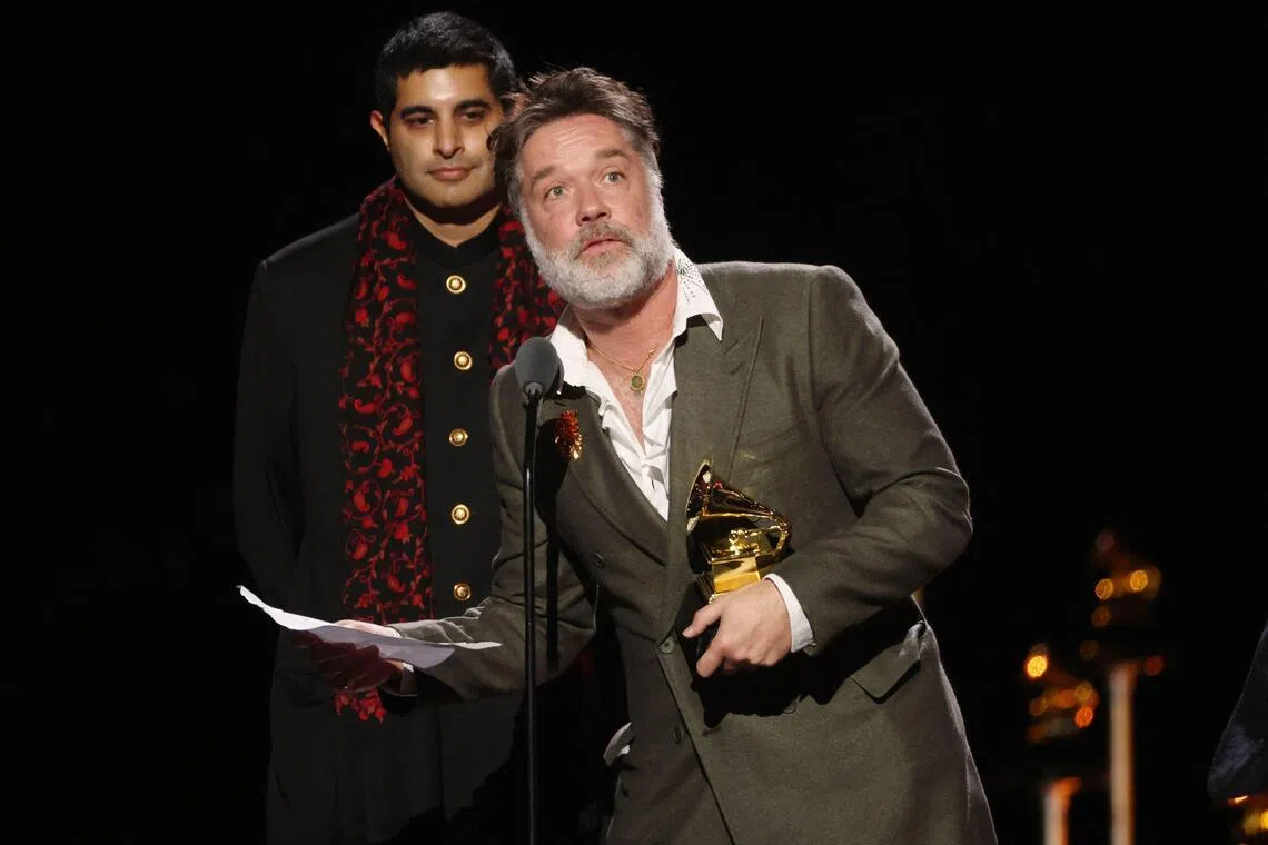 音乐人温赖特（Rufus Wainwright）代表达赖喇嘛接受奖项时开玩笑说：“好吧，我显然不是达赖喇嘛。”（法新社）