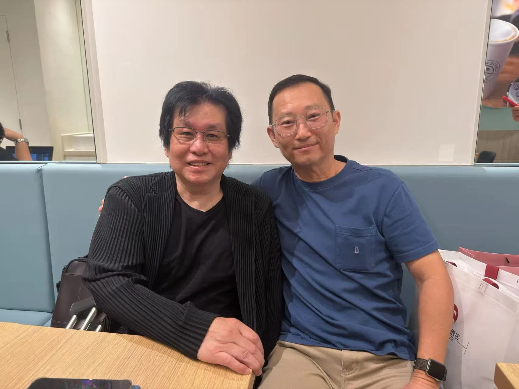 郑智化（左）当年第一次来新加坡宣传唱片，就是由张智勇带着，两人35年来一直保持联系。（郑智化提供）