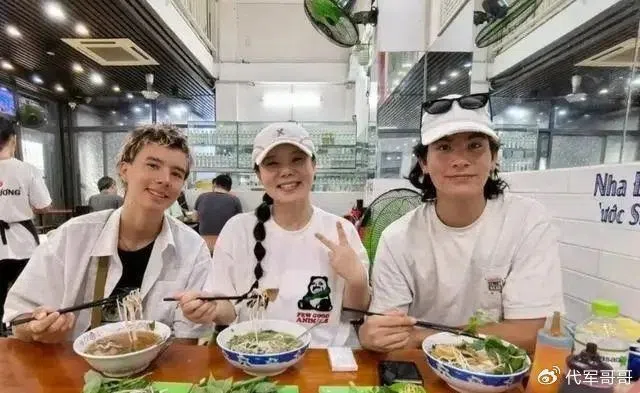 龚琳娜（中）和两个混血帅儿合照。（互联网）