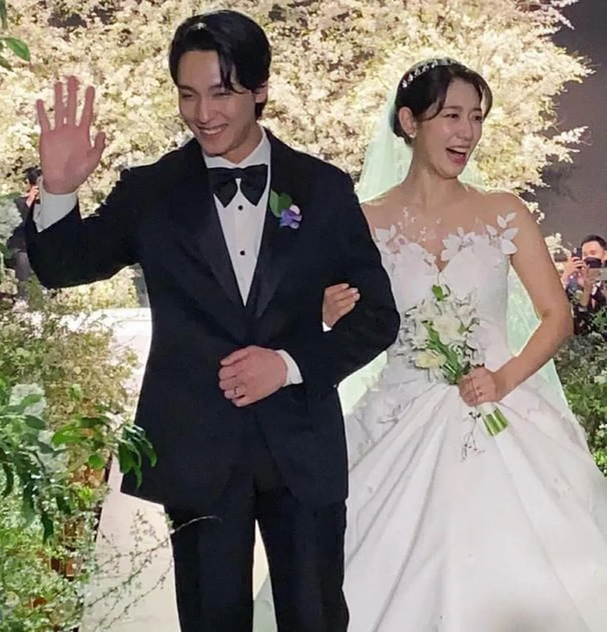 朴信惠（右）和崔泰俊完婚，开心接受大家祝福。（互联网） 