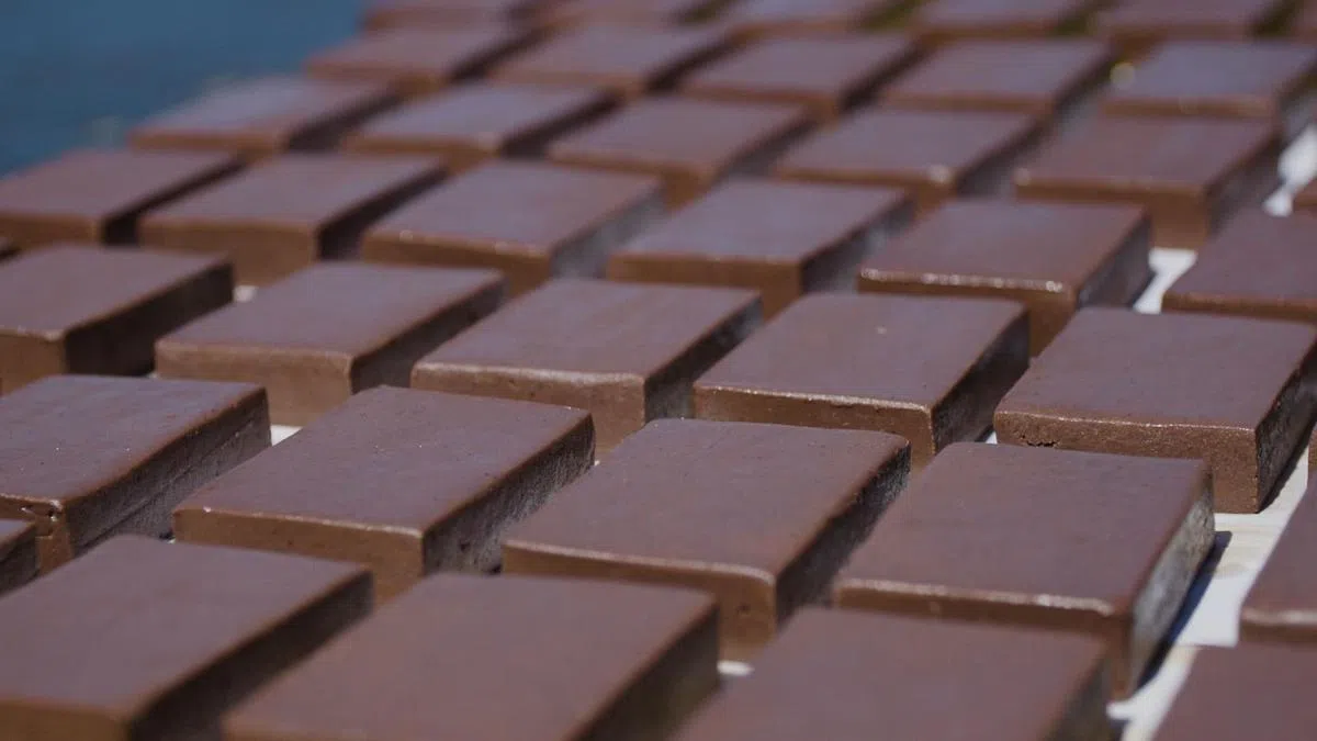 胜利香虾厂仍以传统的方式制作虾膏。（香港旅游发展局提供）