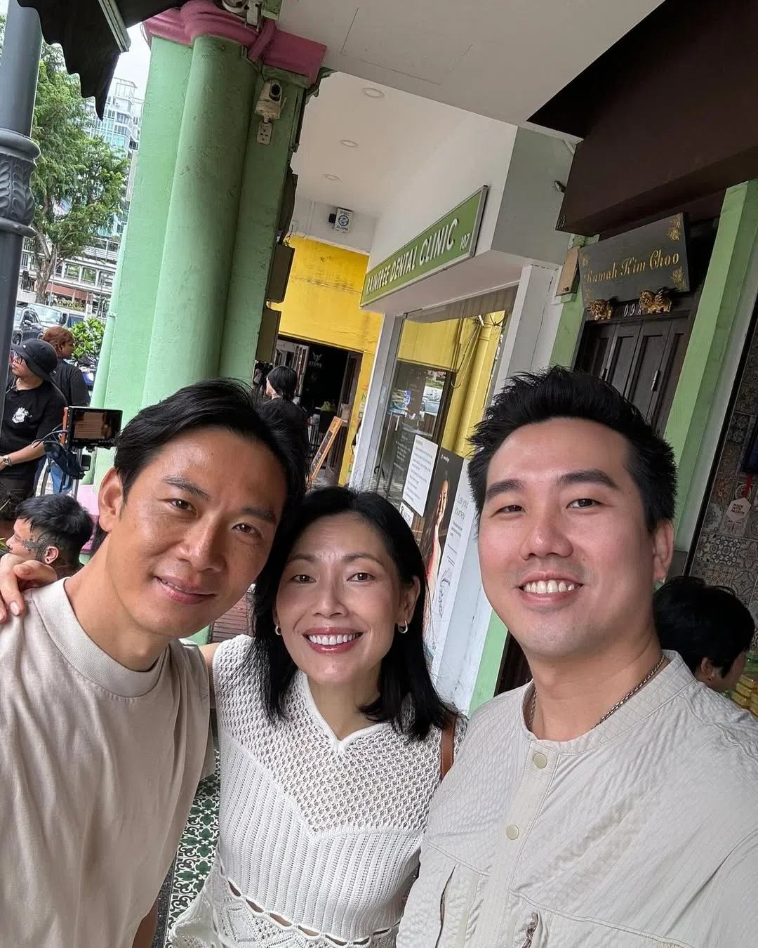 导演兼编剧戚玉武（左起）、女主角欧菁仙，以及监制李邦科在片场合照。（取自戚玉武IG）