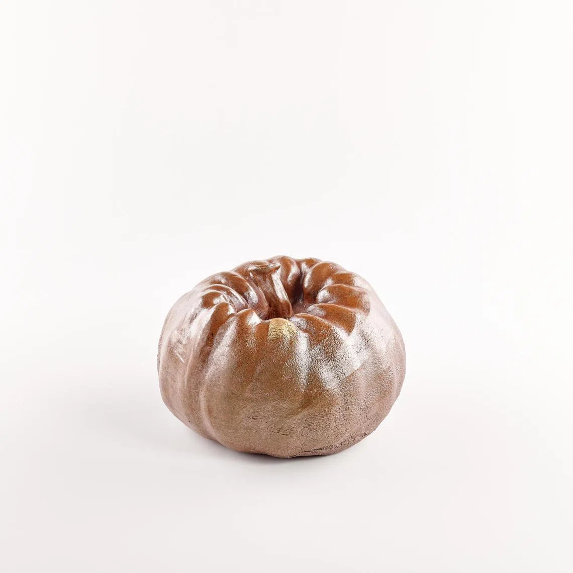 梁师傅将每天出现在厨房里的食材如南瓜，化作陶瓷作品。（酒店提供）