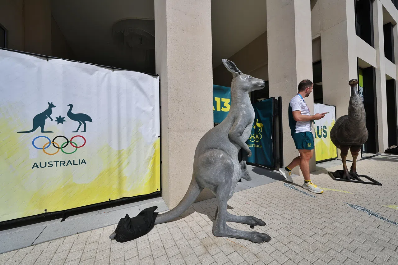 澳大利亚代表团把象征国家的袋鼠和澳洲鸵鸟铜像搬到巴黎奥运村。（谢智扬摄）
