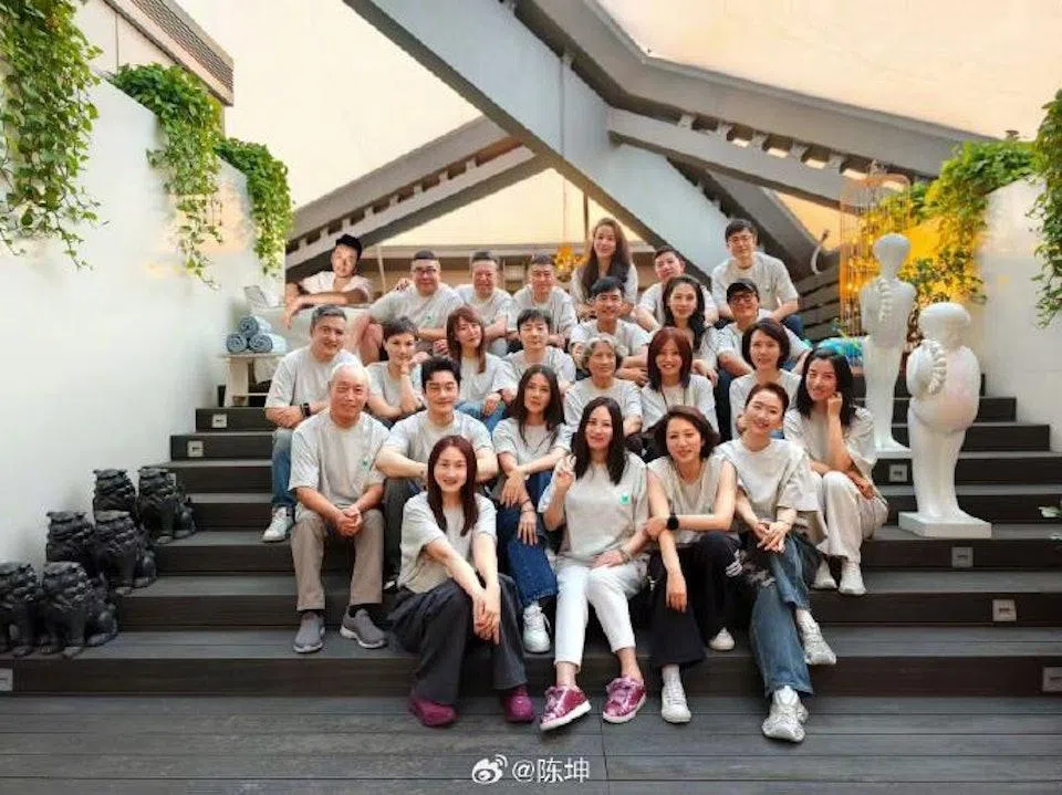 赵薇（第二排右三）在北电表演系96班30周年聚会中惊喜露面。（取自陈坤微博）