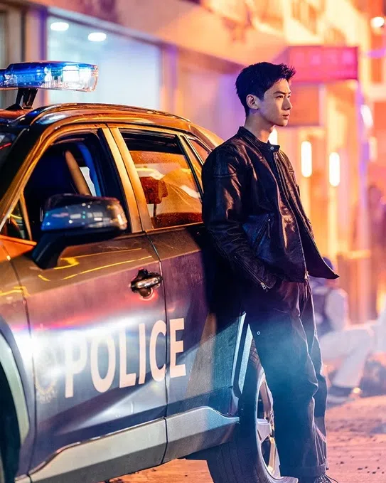 白敬亭饰演的丁奇因为经历“循环日”，知道即将发生的事，所以总能冷静地应对。（互联网）