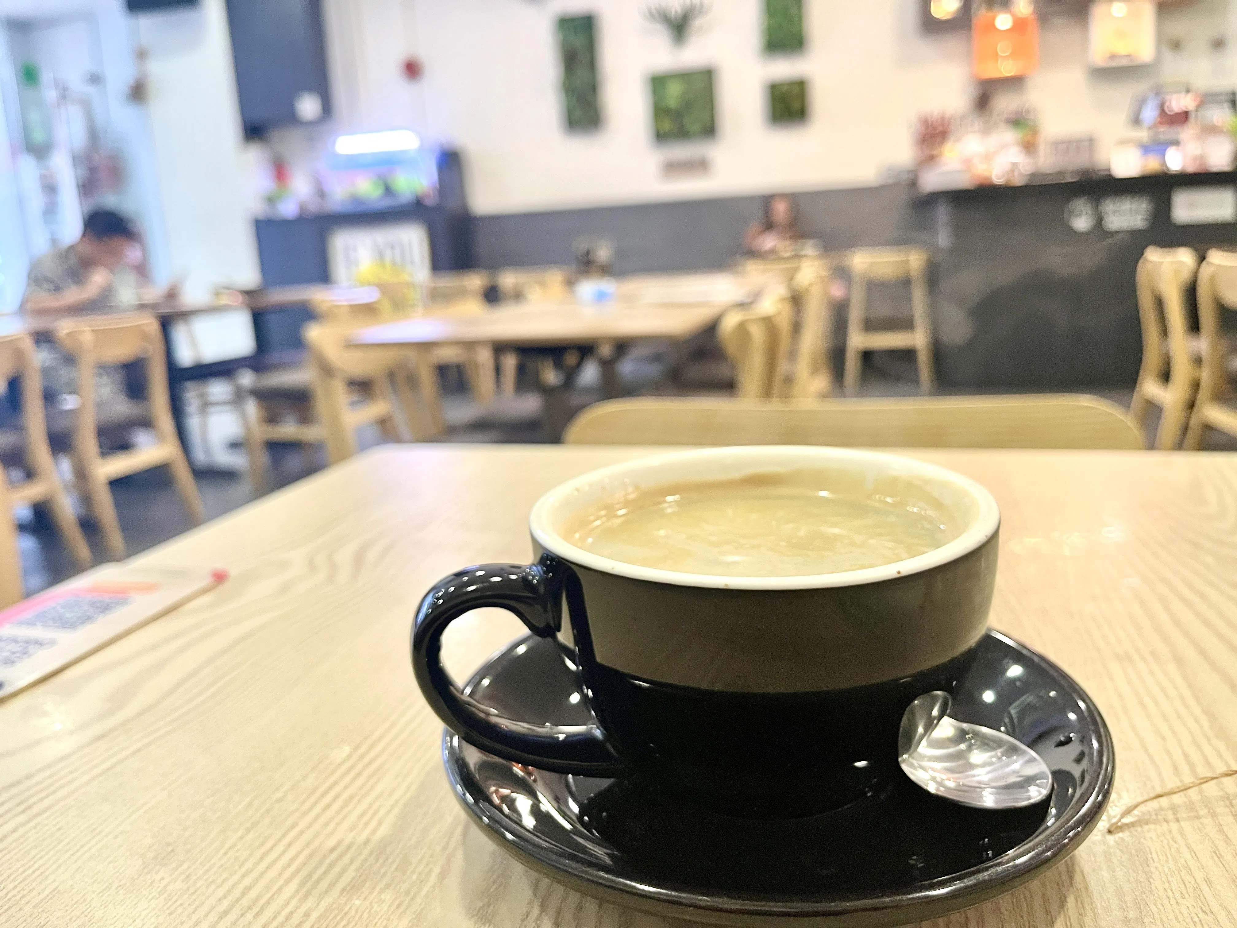 平日午后的“绝品咖啡馆”人不多，不必急着把热腾腾的美式黑咖啡（$3.50）快点喝完。（陈映蓁摄）