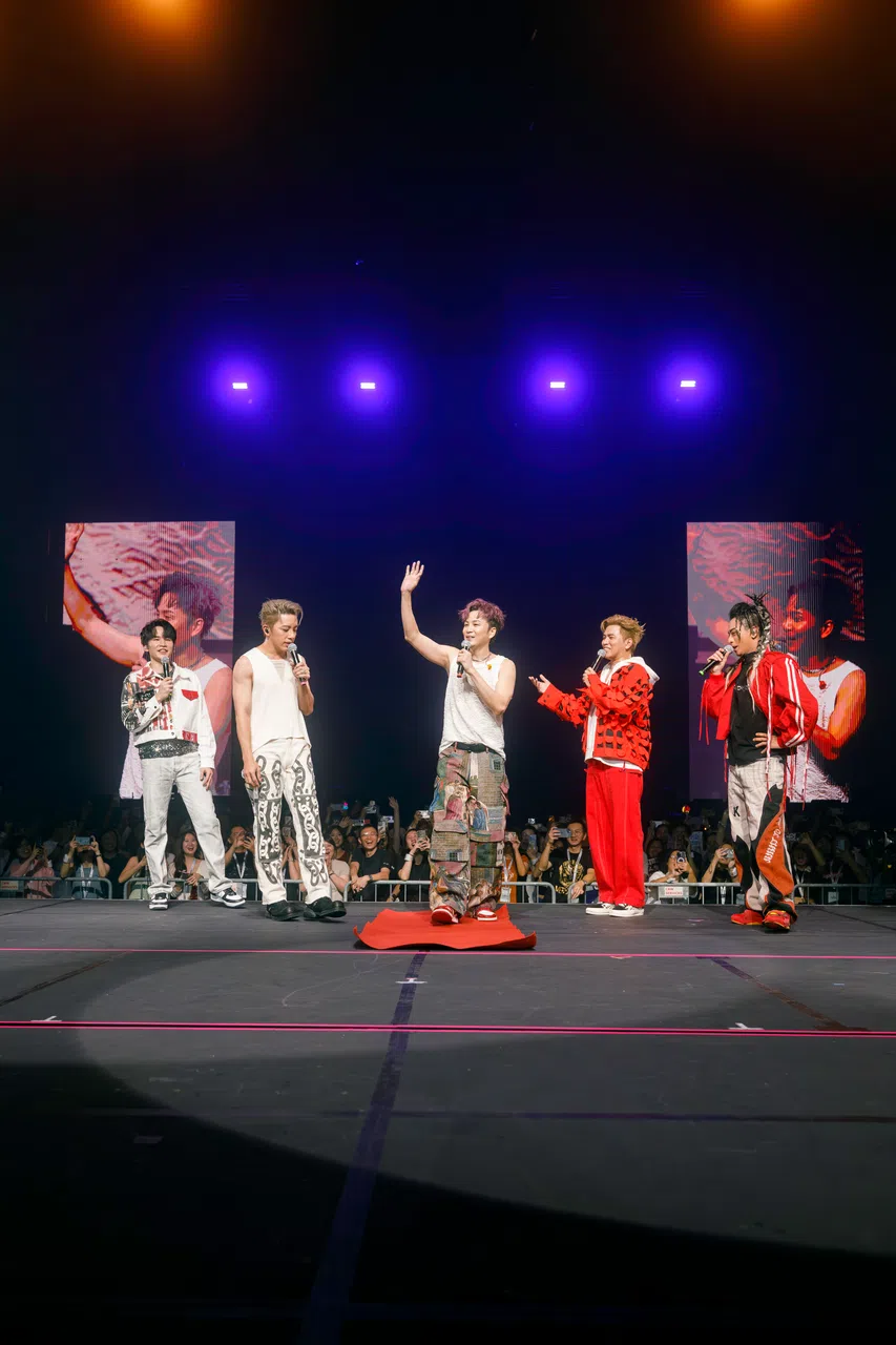 书伟（中）在演唱会现场走红毯，还分享了得奖感言。（Live Nation提供）