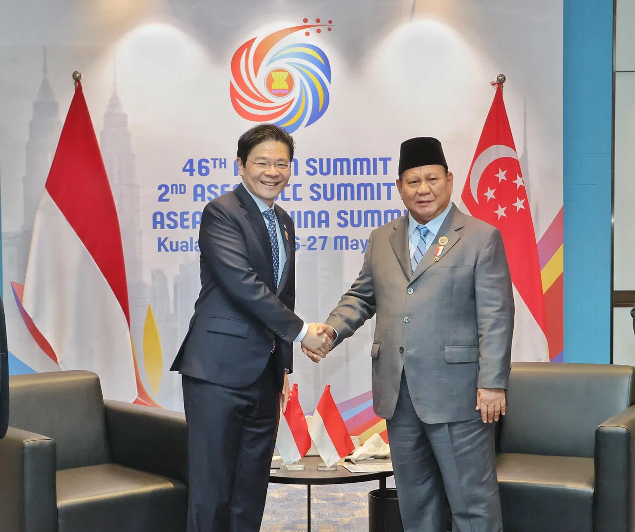 普拉博沃（右）首次以印尼总统身份出席亚细安峰会。黄循财总理（左）与他会面时，讨论全球和区域局势发展。（唐家鸿摄）