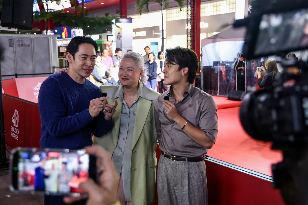 《好孩子》的台湾演员路斯明（左起），本地艺人洪慧芳和准影帝许瑞奇受访。（白艳琳摄）