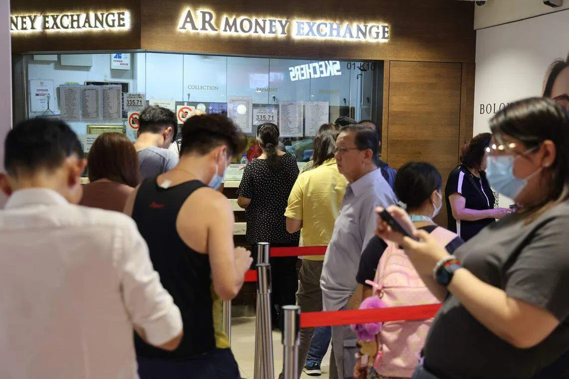 设在新加坡碧山第8站（Junction 8）的AR钱币兑换商星期五（26日）开出1新元兑3.3571令吉的兑换率，引发公众购买令吉的热潮。不少兑换商的令吉供应开始吃紧，甚至出现断货情况。（邝启聪摄）