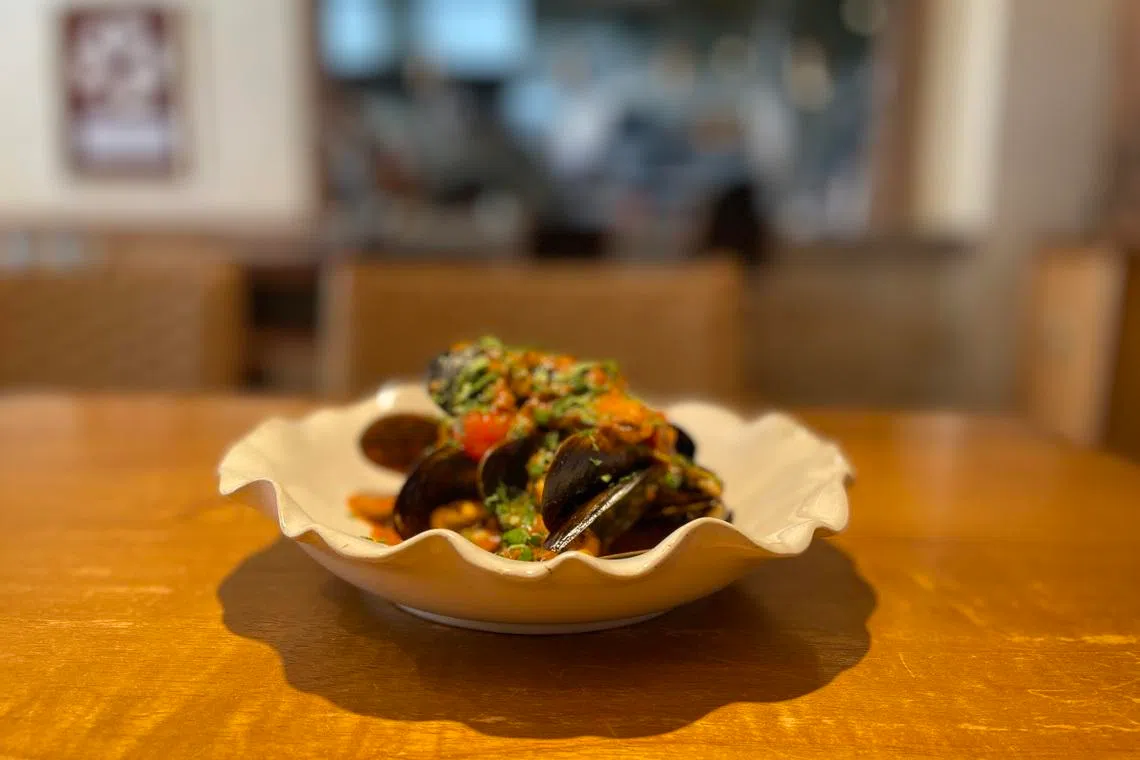 Asador Singapore的淡菜佐以意式辣味香肠酱汁，浓郁鲜美。 （黄靖晶摄）