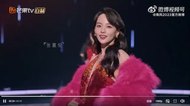 张嘉倪在比赛中绽放神采，看不出她正经历和出轨夫离婚的打击。（互联网）