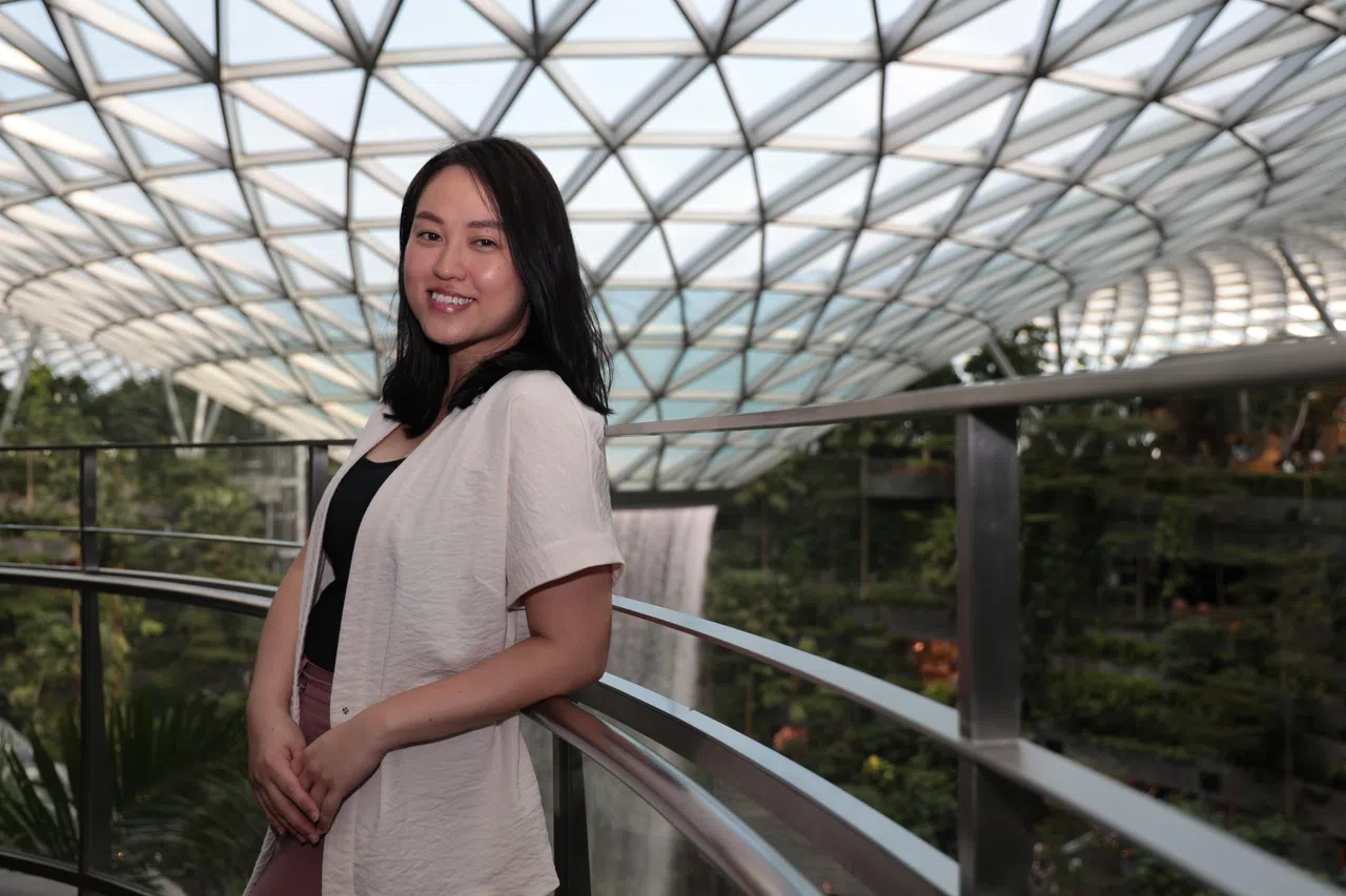 本地唱作人叶贞芳在面临产后抑郁等问题时，及时寻求专业帮助。在经历18个月的康复之旅后，她发行单曲《胶囊》，借此鼓励有同样困扰的人。（梁麒麟摄）