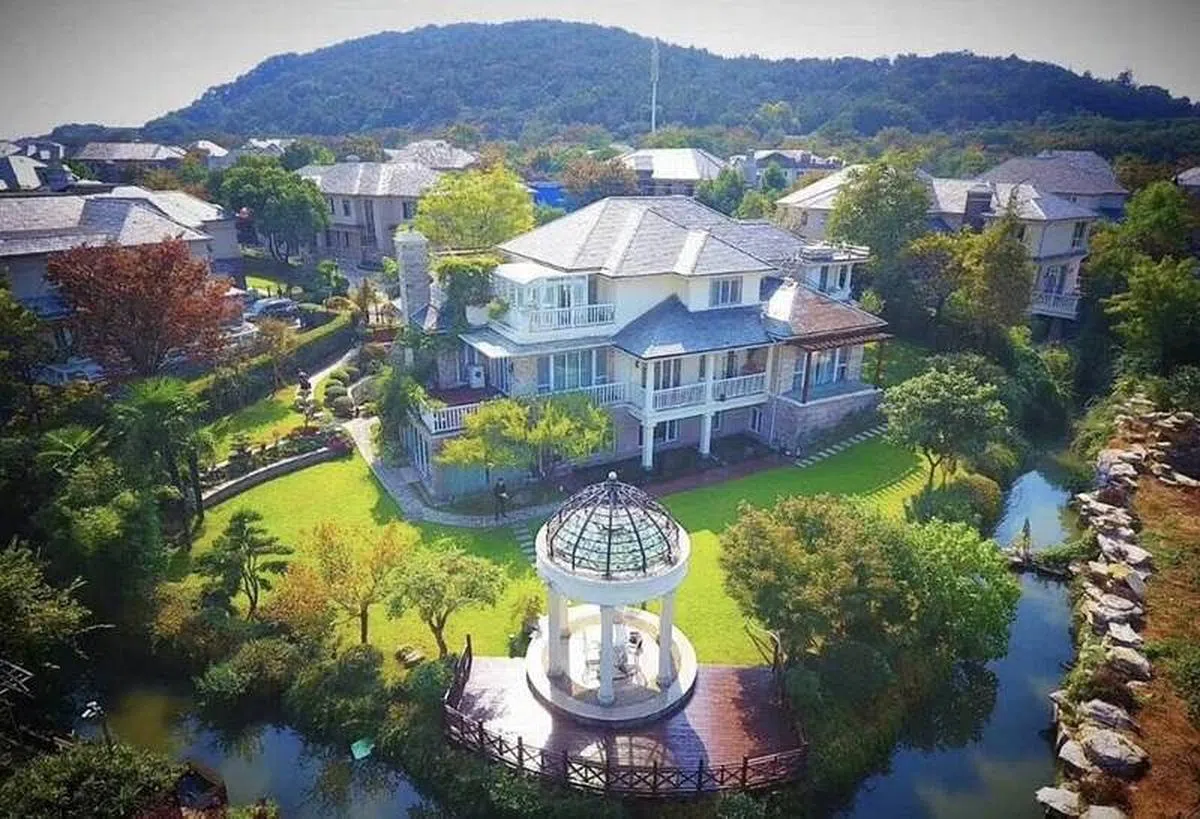 传张艺谋低价卖豪宅。（互联网）