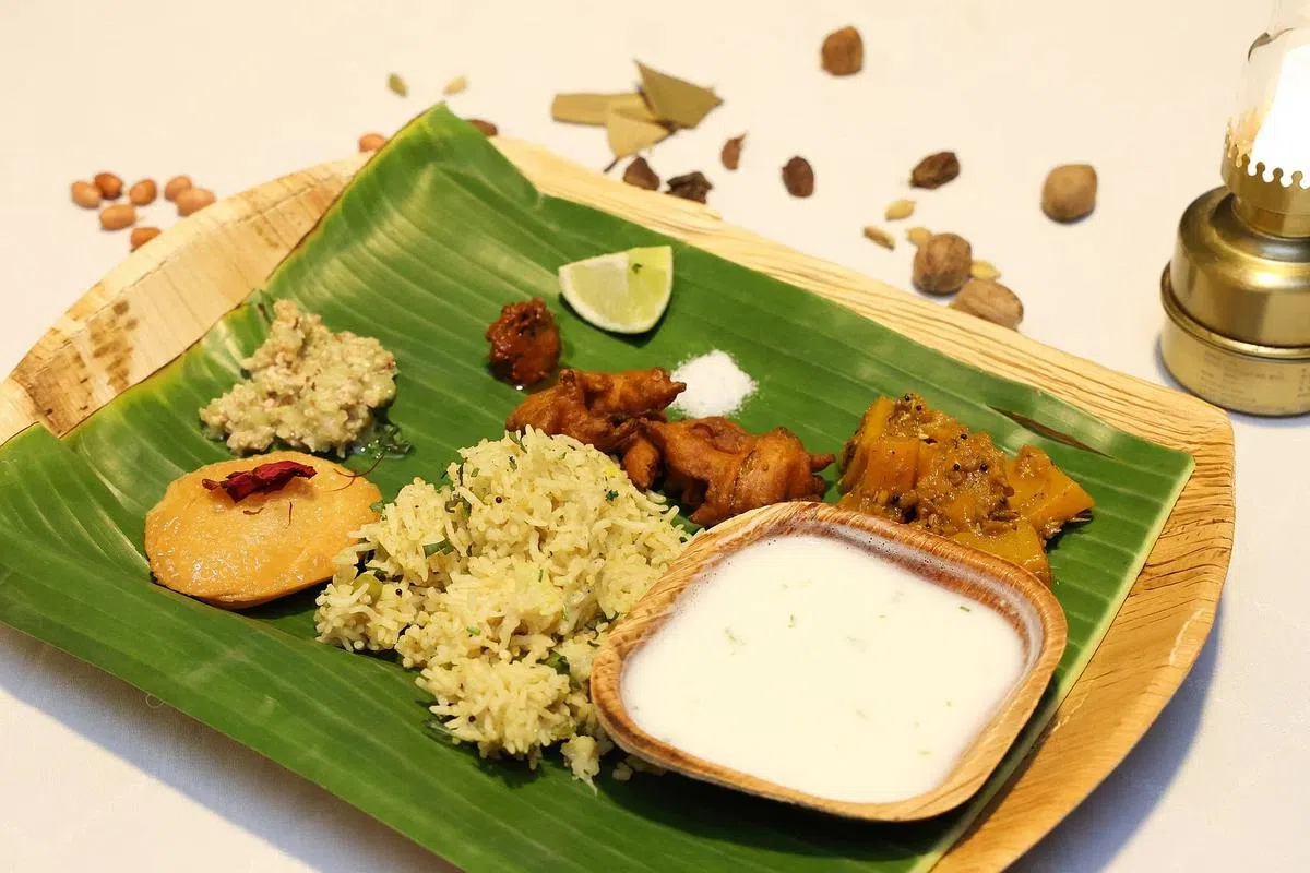 马哈拉施特拉邦的素食套餐包括香料蔬菜饭、炸洋葱饼、南瓜块和酪乳，也少不了盐、酸辣酱和腌菜等。（李冠卫摄）