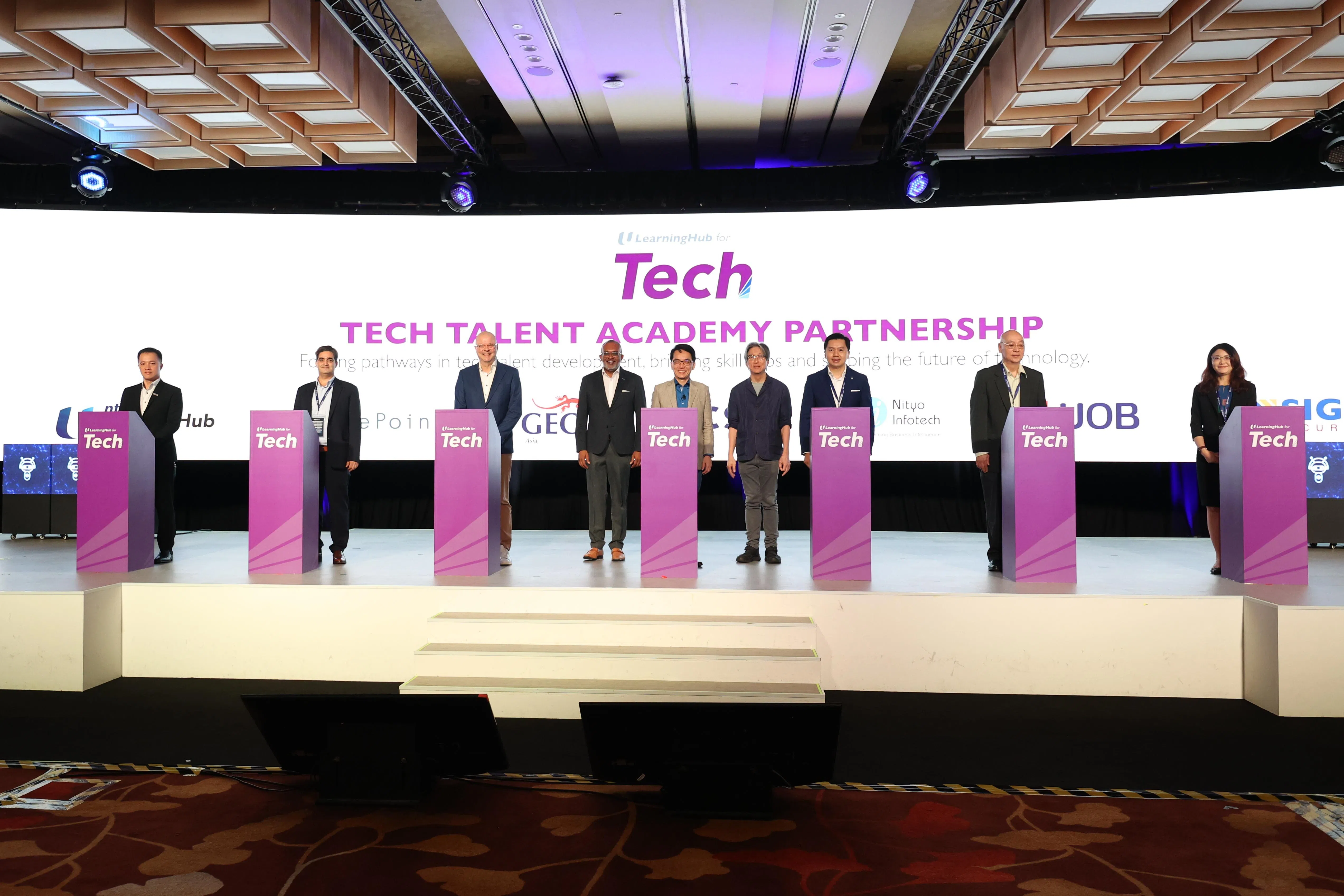 六家企业与职总恒习合作培养科技专才，左起为安信资讯安全（Ensign Infosecurity）执行副总裁林明汉 、GECO Asia执行总监卡乌（Rahul Kaul）、NCS电信战略商业部门管理合伙人卢科宁
（Sami Luukkonen）、资媒局副局长古玛尔、职总恒习总裁翁清伟、职总恒习董事会主席林瑞生、大华银行集团人力资源主管唐自强、Nityo Infotech董事兼首席法规执行官林兆威和MaivenPoint首席运营官商丽英。（何家俊摄）